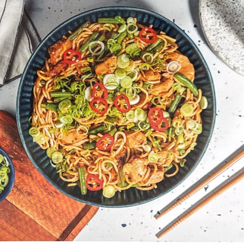 Sesame Chicken Noodles with Green Beans and Chilli